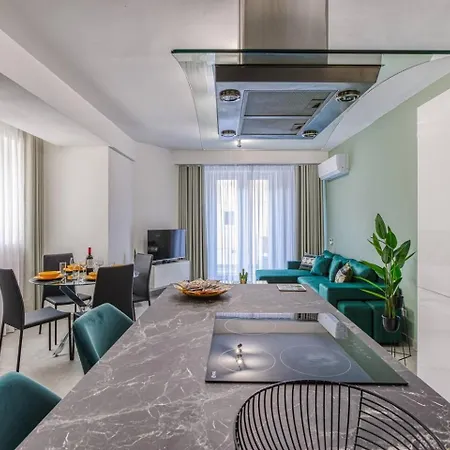 Stylish Walk To St. Julian's Apartament *