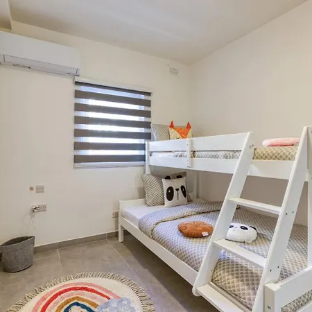 Stylish Walk To St. Julian's Apartament